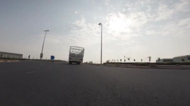 Zaman ayarlı, orta doğu karayolu gezisi, ıssız bir yolda giden bir arabada birinci şahıs manzarası, yoldaki trafik..