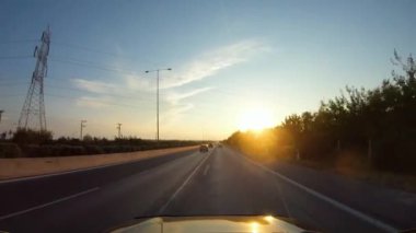 Akşamları yaz gezisi, otobanda giden bir arabayı ilk elden görmek, gün batımında doğal manzara, yolda trafik, güneş ışığı..