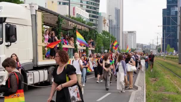 Warschau Polen Juni 2023 Demonstratie Uitzicht Een Lgbt Gelijkheidsmars Menigte — Stockvideo
