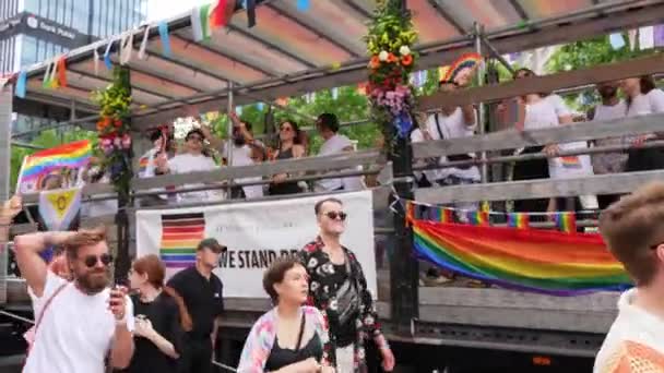 波兰华沙 2023年6月17日 Lgbt平等游行 看到一群拿着彩虹旗的年轻人走在市中心的党的卡车旁 Lgbtq权利示威 — 图库视频影像