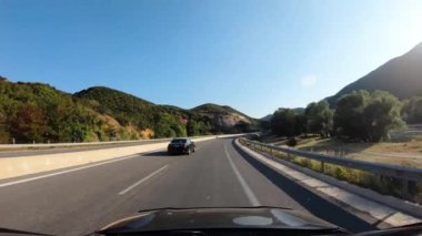 Avrupa 'ya yolculuk, otobanda hareket halindeki bir araba manzarası, yaz dağları doğal manzara, yoldaki trafik..