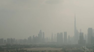 Ortadoğu şehir manzarası, ufuktaki gökdelenler, modern Arap metropolü, yollardaki trafik, sisli şehir manzarası..
