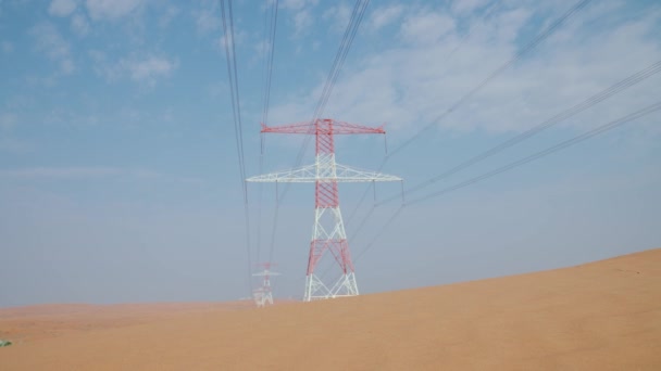 パワーライン 砂漠の電気送信線 ワイヤーが付いている鋼鉄タワーの眺めおよび田舎の電力供給のコミュニケーション — ストック動画