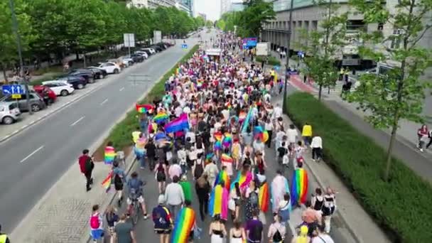 波兰华沙 2023年6月17日 从空中观看Lgbt平等游行 从高高地看一个拿着彩虹旗的年轻人在市中心的党的面包车 Lgbtq权利 — 图库视频影像