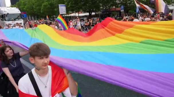 Varşova Polonya Haziran 2023 Gösteri Lgbt Eşitlik Yürüyüşü Gökkuşağı Bayraklı — Stok video