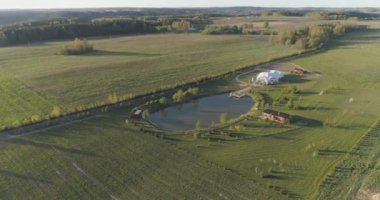 Kırsal alan, dinlenme ve etkinlikler için beyaz çadır manzarası, yeşil alanların yakınındaki şehir dışında dinlenme yeri, yükseklikten görüş..
