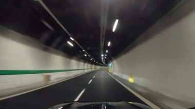 Avrupa 'da yaz gezisi, tüneldeki bir otoyolda giden ilk şahıs görüntüsü..