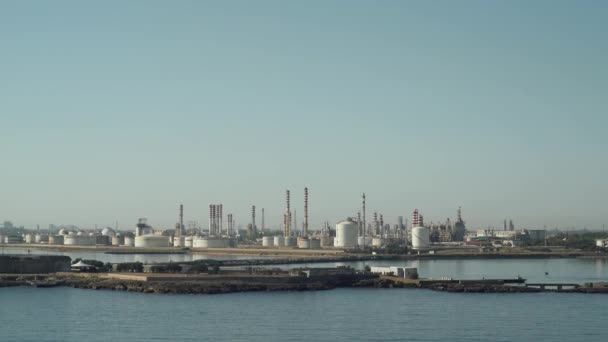 Große Ölverarbeitungsfabrik Blick Auf Die Stahlrohre Und Tanks Der Nähe — Stockvideo