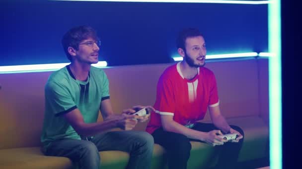 エスポート 若いゲーマーはゲームコンソールでビデオゲームをプレイします 2人のプレーヤーの対決 ゲームトーナメントでサイバースポーツマン — ストック動画