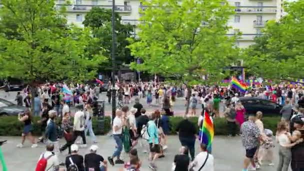 Varşova Polonya Haziran 2023 Lgbt Eşitlik Yürüyüşünde Gurur Gökkuşağı Bayraklı — Stok video