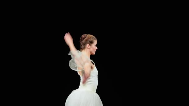 バレエパフォーマンス 白いチュートゥダンスで優雅なバレリーナと黒の背景で振付要素を実行 美しいドラマチックダンス — ストック動画