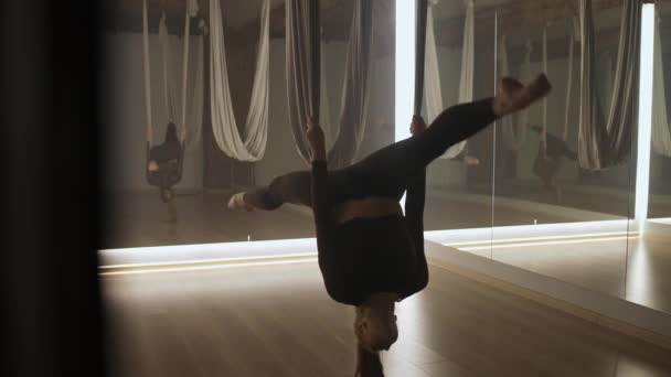 女运动员在一个有镜子的房间里做伸展运动 女运动员在一个有瑜伽元素的房间里做伸展运动 用的是布线 用的是美丽的舞蹈 — 图库视频影像