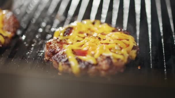 패스트 그릴에 햄버거를 요리하는 고기와 치즈는 베이킹 클로즈업 슬로우 — 비디오