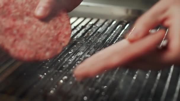 Sokak Yemekleri Hamburger Pişirme Süreci Izgarada Kızartılmış Pirzolası Şef Izgaraya — Stok video