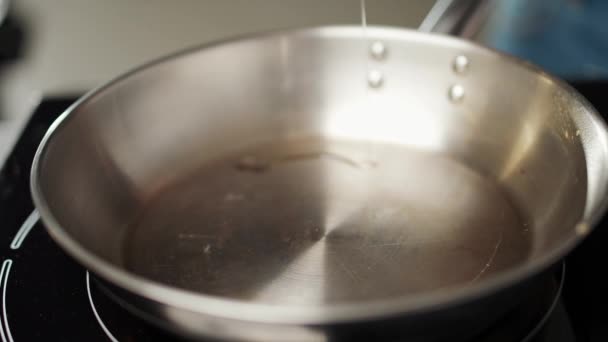 Restaurace Kuchyně Proces Vaření Šéfkuchař Práci Nalít Slunečnicový Olej Ocelovou — Stock video