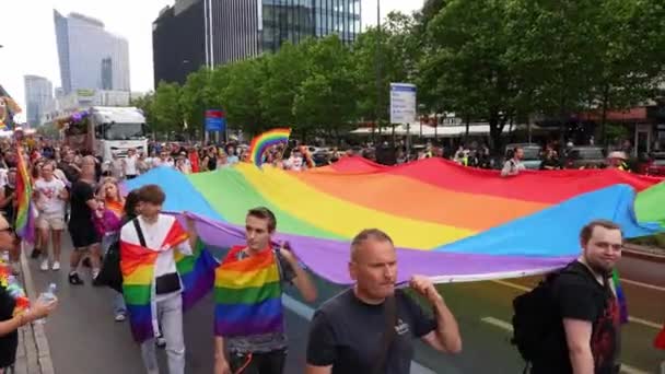 Varşova Polonya Haziran 2023 Gösteri Lgbt Eşitlik Yürüyüşü Gökkuşağı Bayraklı — Stok video