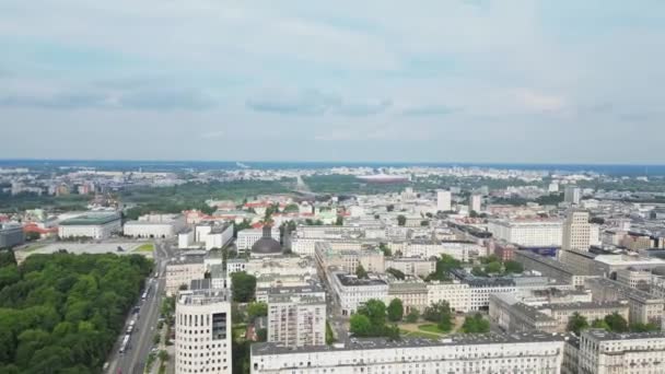 ワルシャワ ポーランド 2023年6月17日 ダウンタウンのパノラマから近代的な大都市 高層ビル 住宅ビルの空中景色を眺める — ストック動画