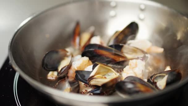 Zeevruchten Keuken Het Proces Van Het Koken Van Oesters Garnalen — Stockvideo