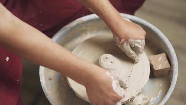 食器の製造 男の陶芸家は粘土 クローズアップビュー 手工芸品 陶器を作成するプロセスからピッチャーを作ります — ストック動画