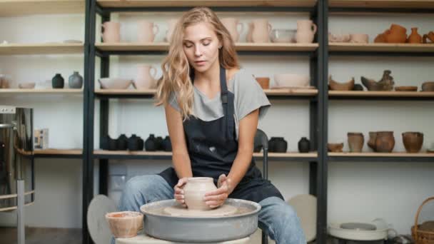 Laboratorio Ceramica Giovane Vasaio Femminile Una Brocca Argilla Artigianato Produzione — Video Stock