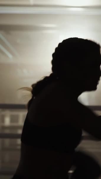 Кикбоксинг Женщина Боец Тренирует Свои Удары Бьет Боксерскую Грушу Тренировки — стоковое видео