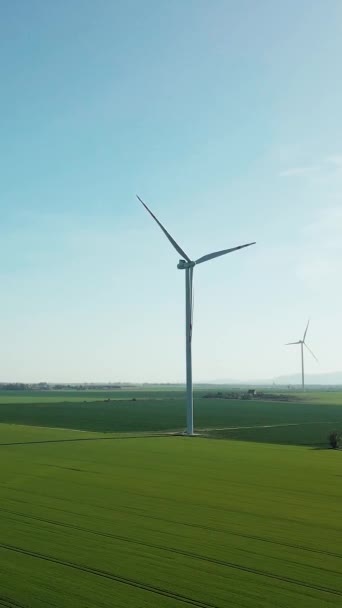 Zelená Energie Větrné Turbíny Vyrábějí Energii Zeleném Poli Moderní Elektrárna — Stock video