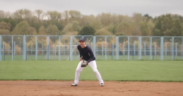 Turniej Baseballowy Miotacz Łapie Szybką Piłkę Wysyła Przepustkę Innego Gracza — Wideo stockowe