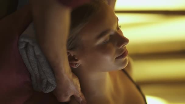 Professionele Masseur Geeft Een Ontspannen Nek Massage Aan Een Jonge — Stockvideo