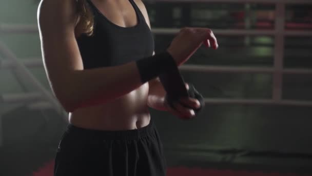 Kobieta Zawodniczka Owija Ręce Bandażami Bokserskimi Dzień Treningu Kickboxingu Siłowni — Wideo stockowe