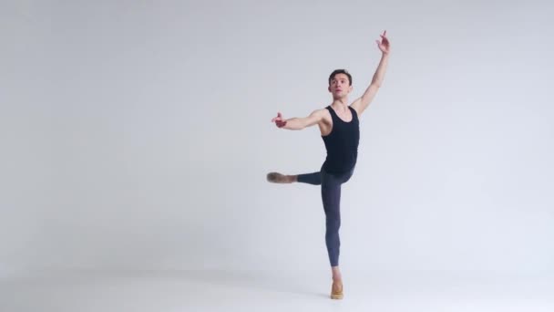 Choreografie Jonge Balletdanser Voert Acrobatische Elementen Van Een Balletdans Uit — Stockvideo