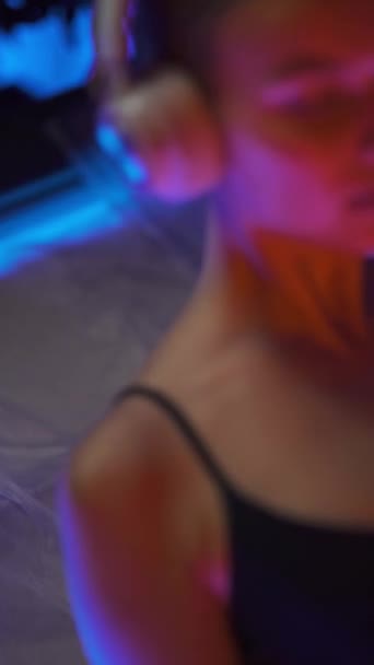 Glada Unga Kvinna Med Hörlurar Ligger Sensorisk Försakelse Kammare Neon — Stockvideo
