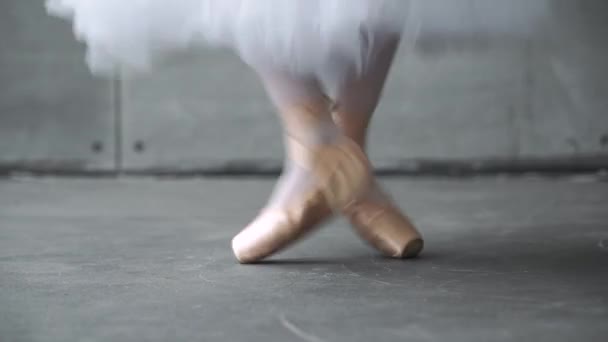 Mujer Elegante Tutú Blanco Danza Ballet Equilibrio Zapatos Punta Vista — Vídeos de Stock