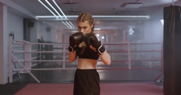 Женщина Профессиональный Боец Тренирует Свои Удары Тренируется Боксерском Зале Боец — стоковое видео