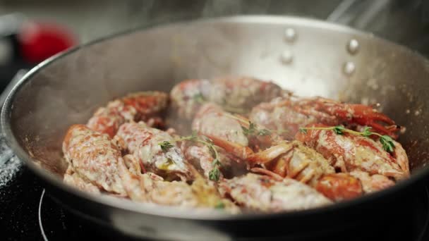 해산물 소스에서 해파리를 허브로 레스토랑 슬로우 모션에서 — 비디오