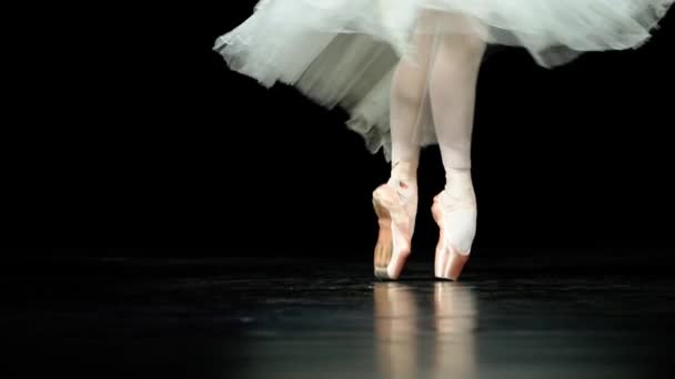 Windiger Tanz Anmutige Ballerina Weißen Kleid Tanzballett Und Balancieren Pointe — Stockvideo