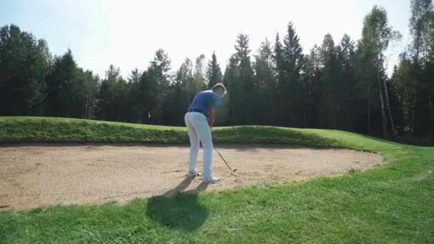 Sommardag Man Spelar Golf Träffar Bollen Utsikt Över Golfbanan Skogsområdet — Stockvideo