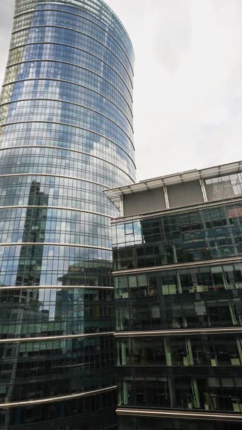 现代摩天大楼 写字楼 商务中心 飞云的城市景观映照在大楼的玻璃立面上 垂直的视频时间过去了 — 图库视频影像