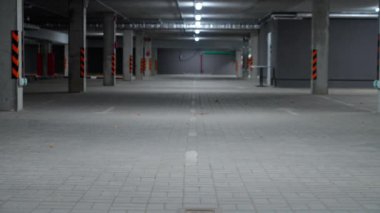 Dekorasyon, yeraltı otoparkının durağan arka planı, beton duvarlı bir ofis binasının park yeri, beton tünel, kromakey şablonu..