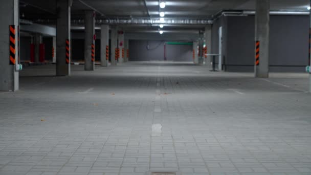 地下停车的静态背景 带有混凝土墙的办公大楼的停车 混凝土隧道 铬钥匙模板 — 图库视频影像