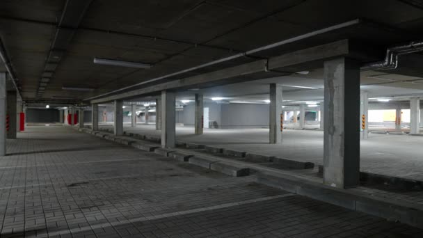 地下停车的静态背景 带有混凝土墙的办公大楼的停车 铬钥匙模板 — 图库视频影像