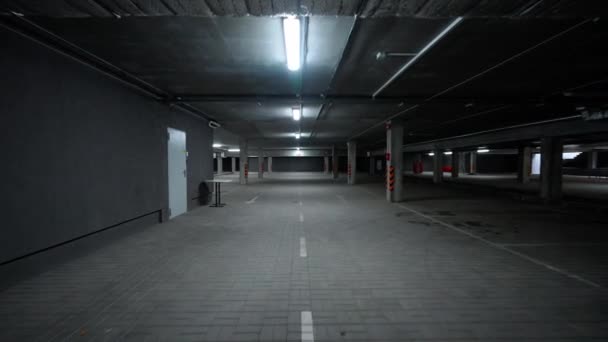 Spacer Podziemnym Parkingu Płynny Ruch Kamery Parkingu Biurowca Szablon Chromakey — Wideo stockowe