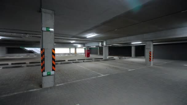 Spacer Podziemnym Parkingu Płynny Ruch Kamery Parkingu Biurowca Puste Miejsce — Wideo stockowe