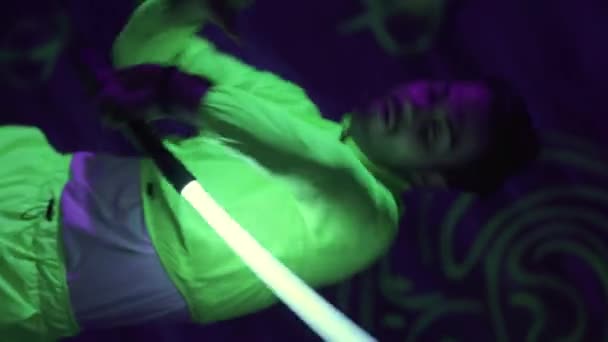 Giovani Ragazzi Stanno Divertendo Parco Neon Uomo Che Combatte Esercita — Video Stock
