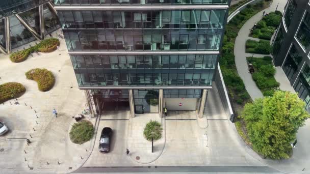 ワルシャワ ポーランド 2023年7月24日 オフィスビル ビジネスセンターの交通 建物のガラスの正面 窓からのオフィスのインテリアの眺め ダウンタウンの交通 — ストック動画