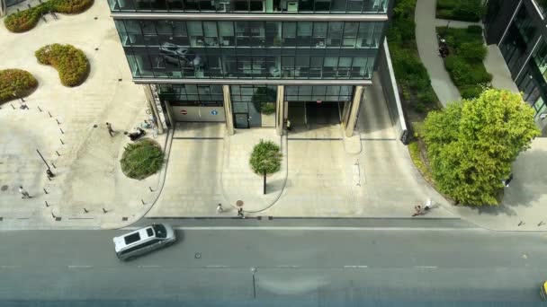ワルシャワ ポーランド 2023年7月24日 近代的なオフィスビル ビジネスセンターの交通 建物のガラスの正面 窓からのオフィスのインテリアの眺め ダウンタウンの交通 — ストック動画