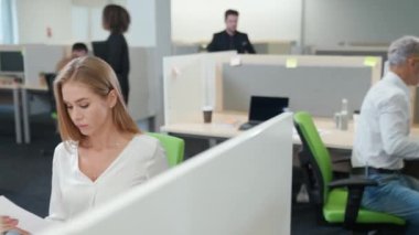 Uluslararası ofis, yöneticiler iş yerinde odaklanmış bir kadın muhasebeci finansal belgelerle çalışıyor, açık alan.