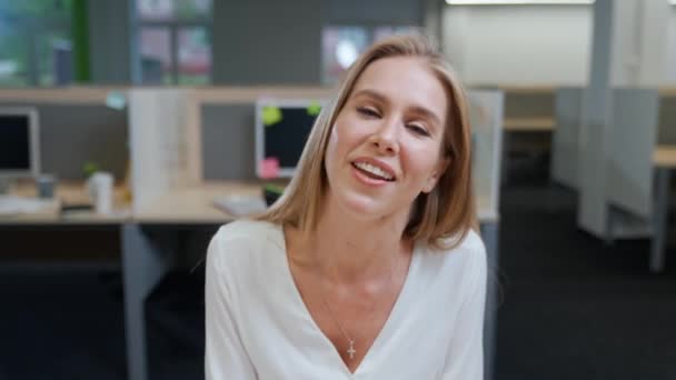 Porträtt Glad Kvinna Designer Mot Bakgrund Internationella Kontorsytor Kommunicerar Ung — Stockvideo