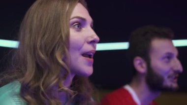 Arkadaşlık, duygusal oyuncular oyun konsolunda bir video oyunu oynar, iki oyuncunun karşılaşması, bir oyun turnuvasında siber sporcular.
