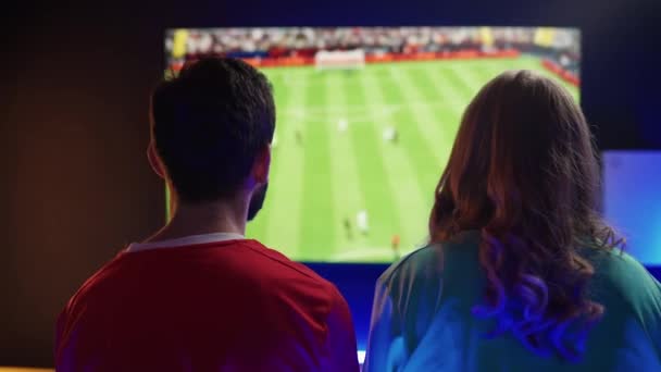 Esports Młodzi Gracze Gra Piłkarską Grę Wideo Konsoli Gier Konfrontacja — Wideo stockowe