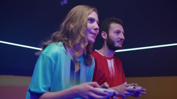 Esports Genç Oyuncular Oyun Konsolunda Bir Video Oyunu Oynuyor Iki — Stok video